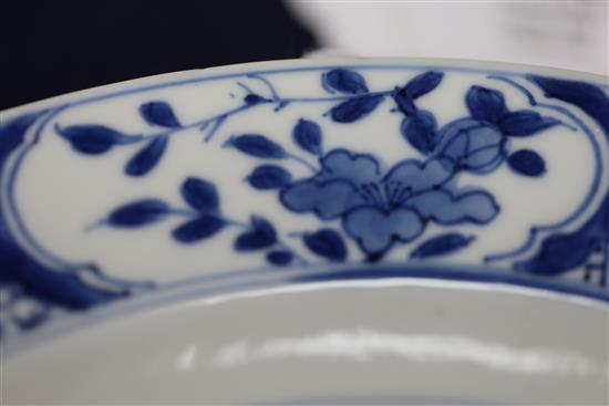 A pair of Chinese blue and white ladies plates, Kangxi period, Diam.21cm